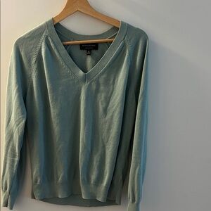 Banana Republic Women’s V neck Lightweight Sweater. Size M
